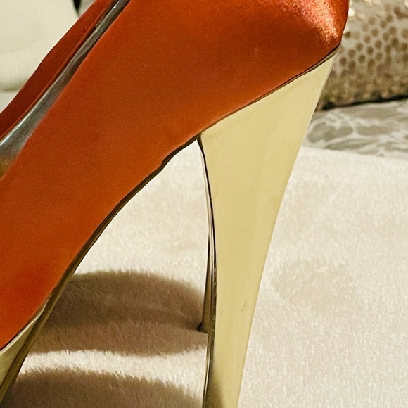 ⚫️Sold⚫️ Candie's Orange Silk/ gold  peep toe pumps sz 7.5 - Picture 5 of 9